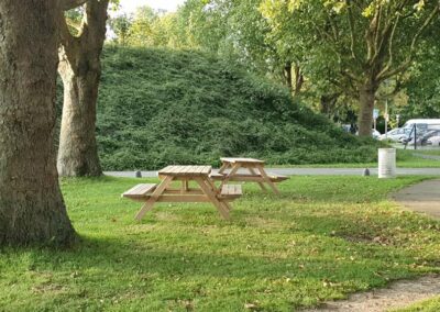 Une aire de pique-nique sous les arbres entre la pumptrack et le skatepark