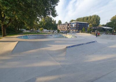 Un skatepark en béton à l'ombre des arbres