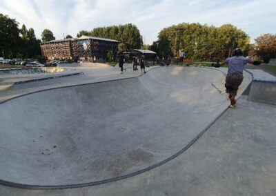 Le bowl principal du skatepark du B'Twin Village