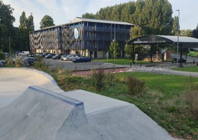 Vue sur l'hôtel et l'entrée du village depuis le skatepark du B'Twin Village