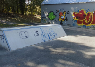 Un curb incliné du skatepark de Lanton