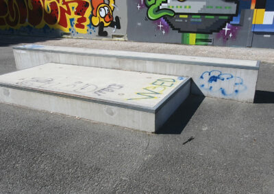 Une table à manuel et le curb du skatepark de Lanton