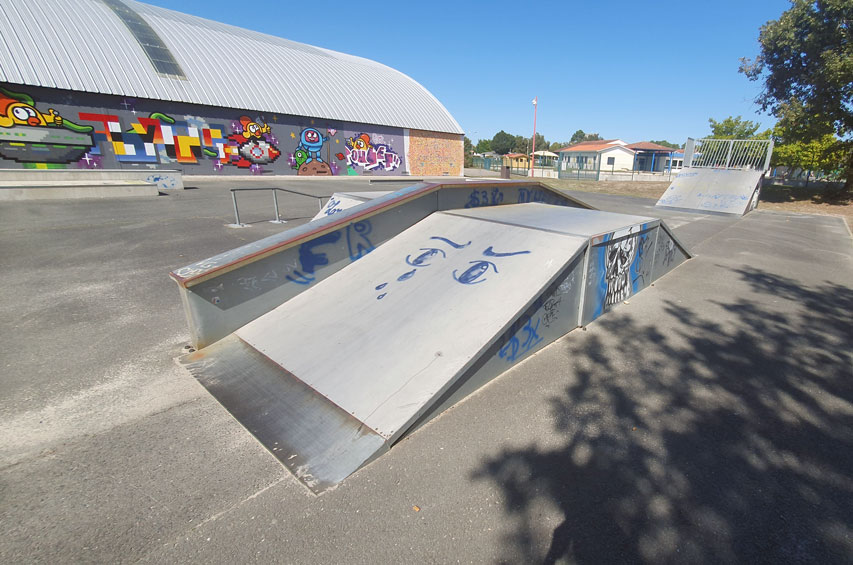 La table de saut centrale du skatepark de Lanton