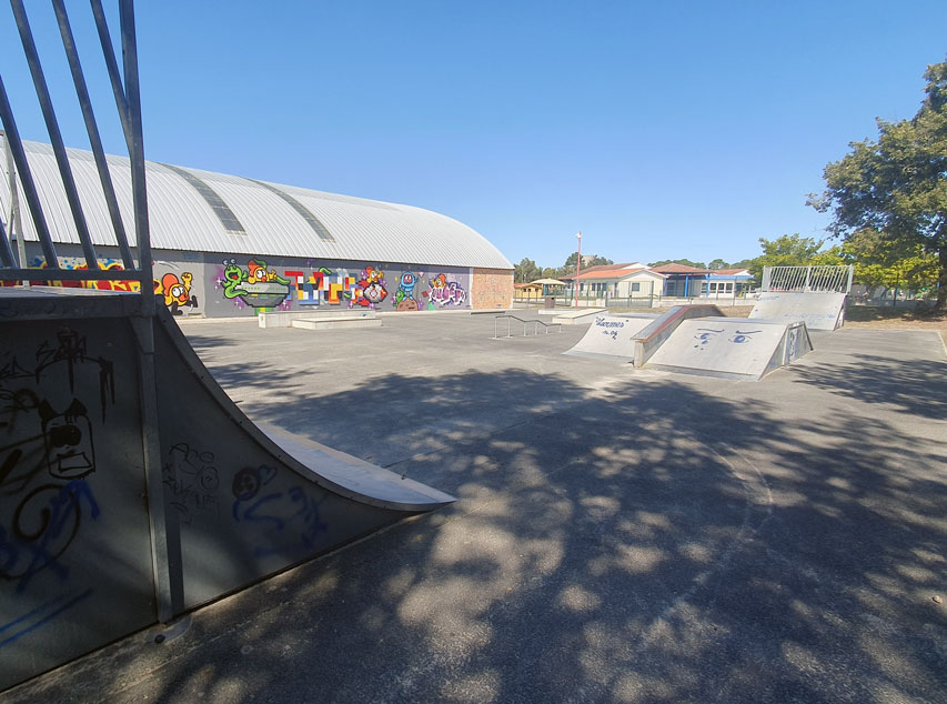 Vue d'une ligne du skatepark de Lanton