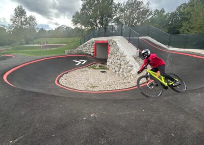 Présentation complète de la La pumptrack de Champigny-sur-Marne (94) situé au coeur du grand parc du Tremblay.