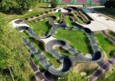 Présentation complète de la La pumptrack de Champigny-sur-Marne (94) situé au coeur du grand parc du Tremblay.