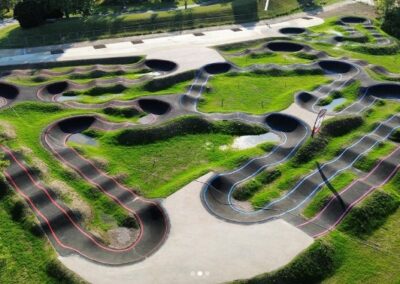 Présentation complète de la La pumptrack de Champigny-sur-Marne (94) situé au coeur du grand parc du Tremblay.