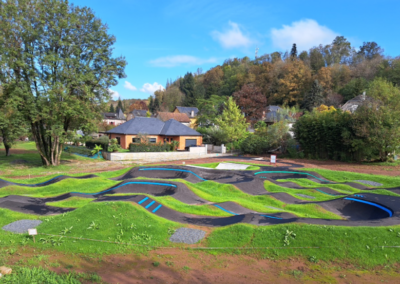 Présentation complète de la pumptrack d' Objat (19).Un pumptrack situé en pleine ville avec une petite rampe !