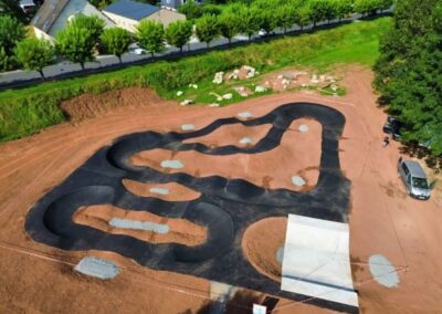 Présentation complète de la pumptrack d' Objat (19).Un pumptrack situé en pleine ville avec une petite rampe !