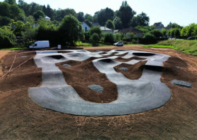 Présentation complète de la pumptrack d' Objat (19).Un pumptrack situé en pleine ville avec une petite rampe !