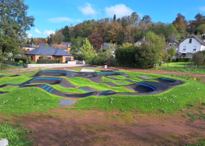 Présentation complète de la pumptrack d' Objat (19).Un pumptrack situé en pleine ville avec une petite rampe !