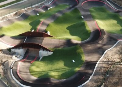 Présentation complète de la pumptrack de La Roquebillière (06) avec son impressionnant passage sous un pont