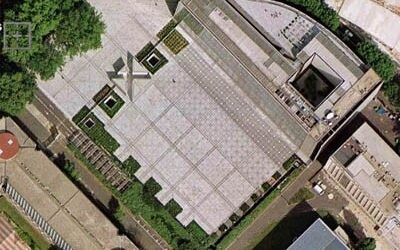 Devant l&rsquo;Institut du Monde Arabe à Paris